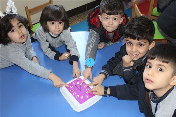 KG 1 STUDENTS LEARN ABOUT TIME 